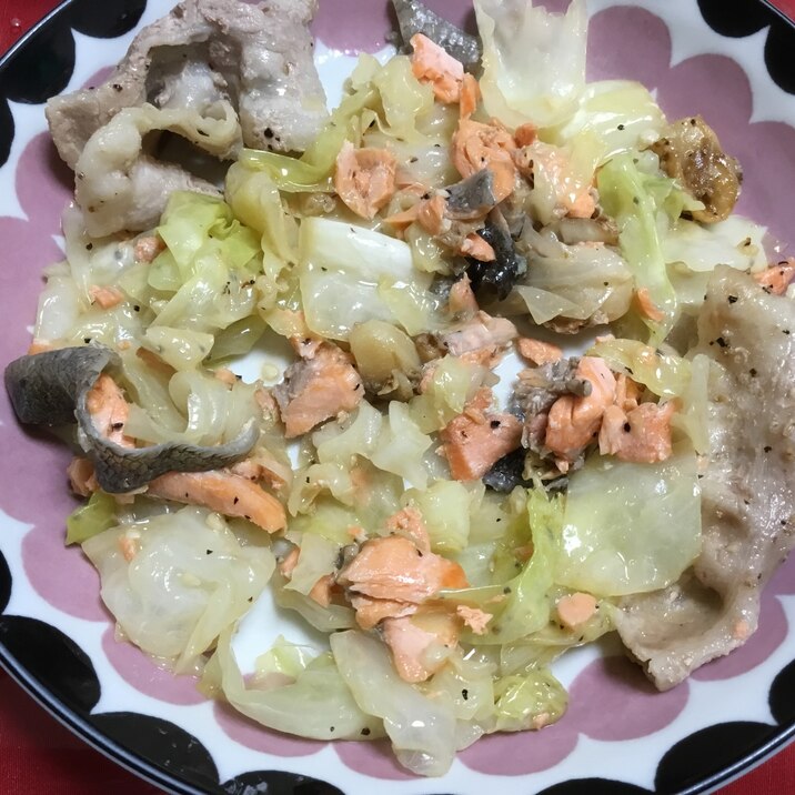 鮭とホタテと豚肉とキャベツ炒め